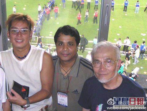 何鉴江（右）1992年离开香港电台，1994年开始到内地为当时刚成立的中国足球超级联赛（前名中国甲A联赛）担任评述员。