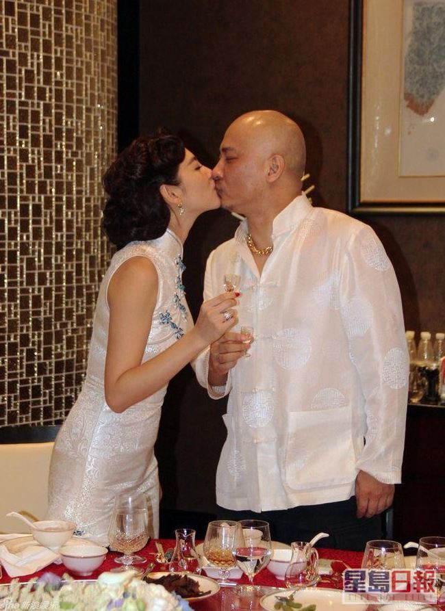 张雨绮2011年与导演男友王全安结婚，2014年男方因嫖娼被捕，翌年张雨绮公布离婚消息。