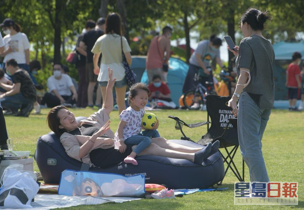 西九龍海濱大批市民享受假日陽光。