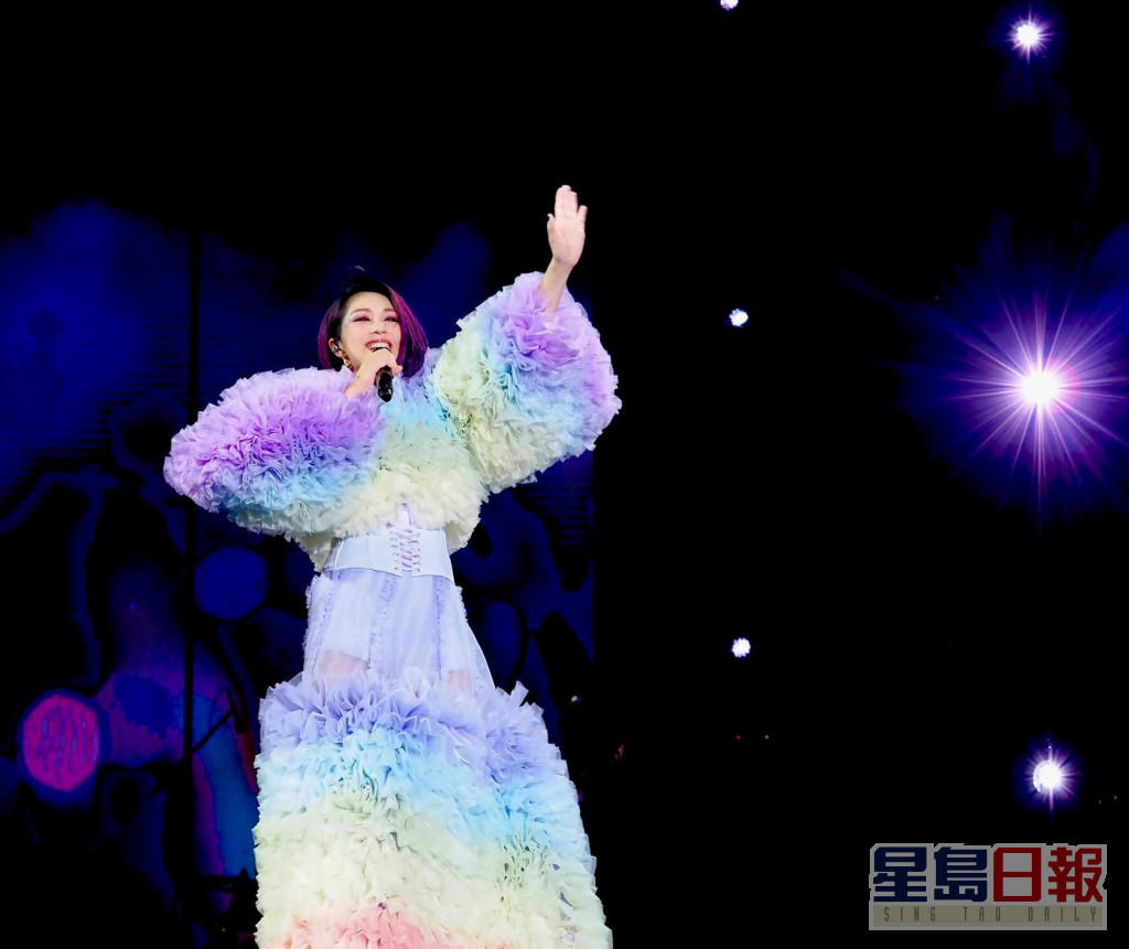 杨千嬅开演唱会都一定有紫色表演服。