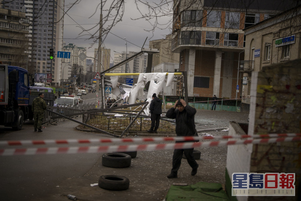 乌克兰警方在基辅一处受空袭的地点调查。AP