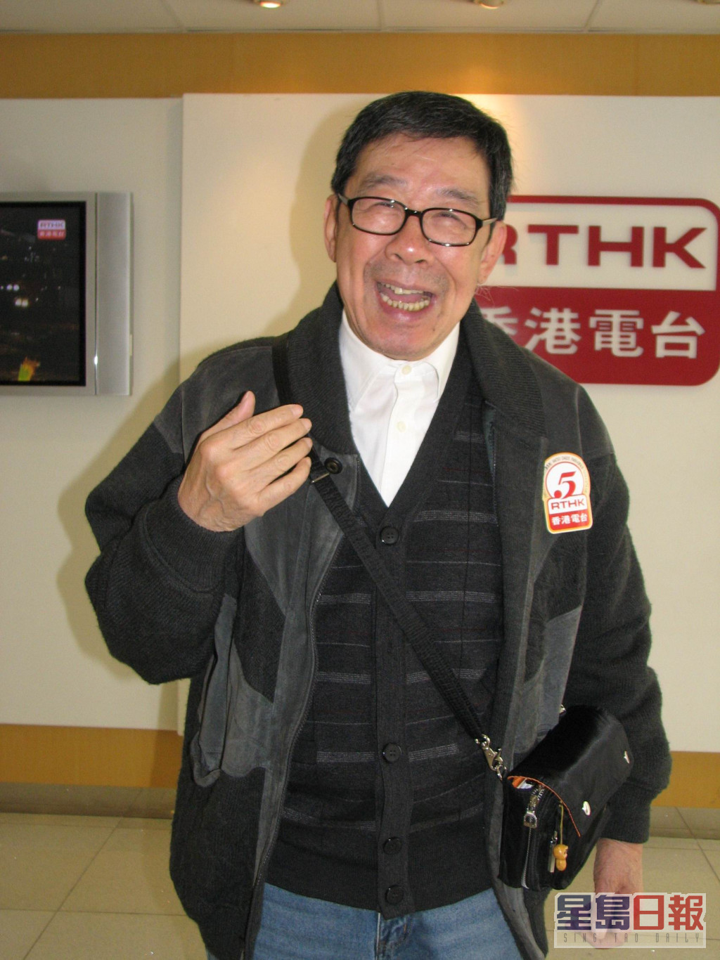 胡枫上电台做访问孭「小贩袋」。