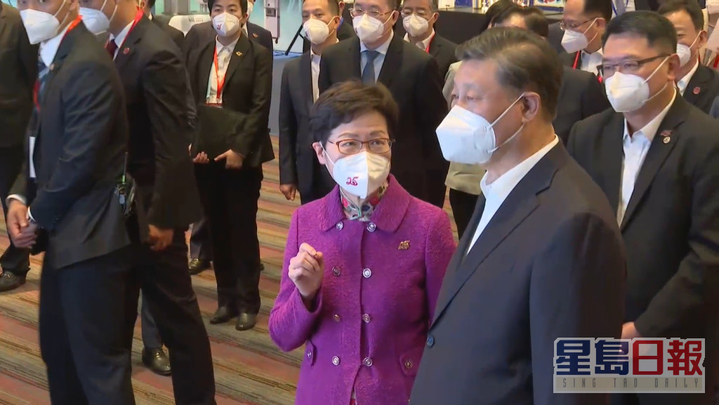 习近平在行政长官林郑月娥陪同下，视察香港科学园。政府新闻处截图