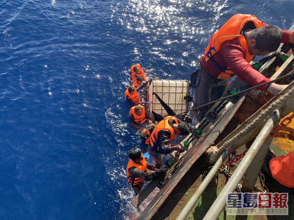 遠洋船TRUMP SW在8月26日於鄰近越南成功救起8名墮海人員，中心於接報後聯絡緬甸領事館及船公司安排8名獲救人員於越南登岸。網誌圖片