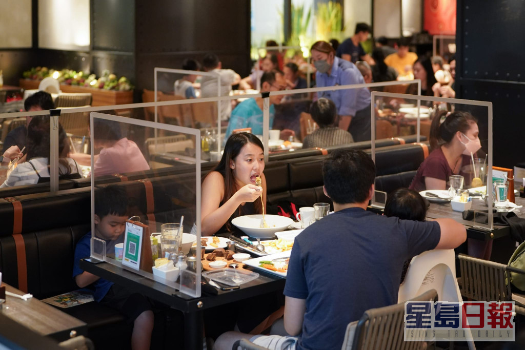 香港正从第五波疫情中陆续复常，并正在放宽对食肆和社交距离的限制
