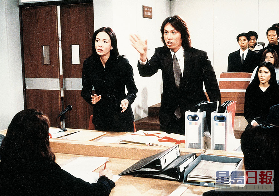 郑裕玲曾短暂移民加拿大，90年代中期回流返港再加度加入无綫，2000年与黄子华拍《男亲女爱》，创下收视纪录。