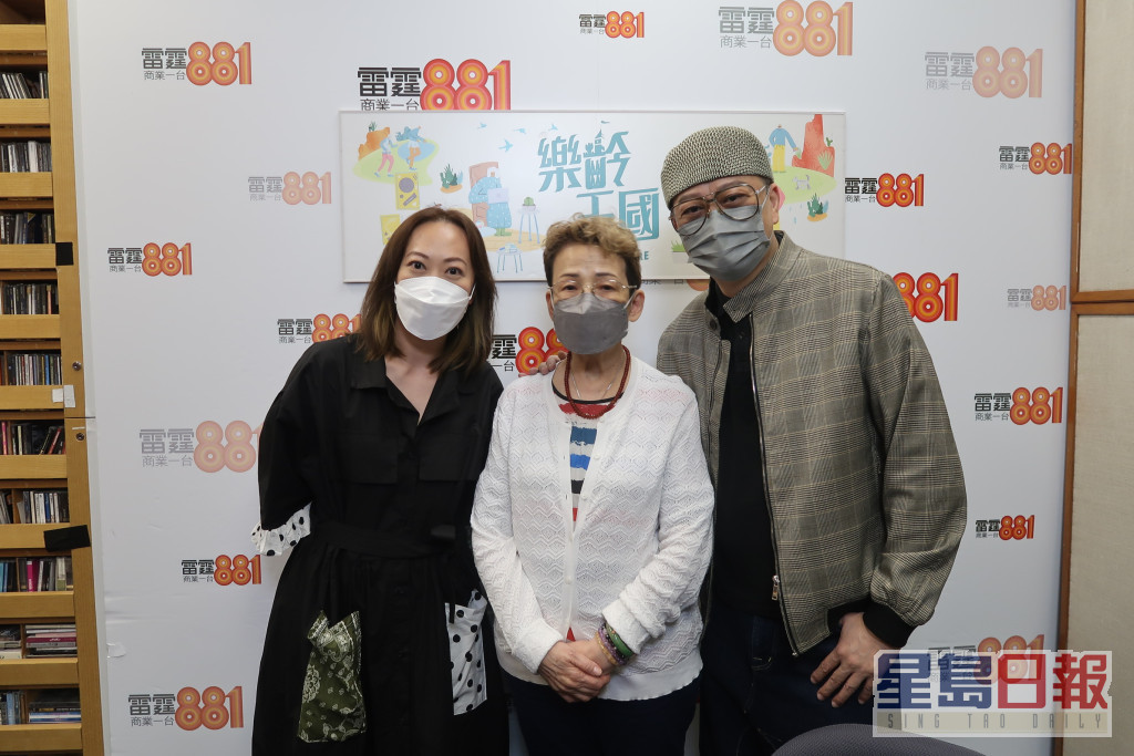 欧阳震华担任嘉宾接受节目主持何飞凤（左）及冯素波访问。