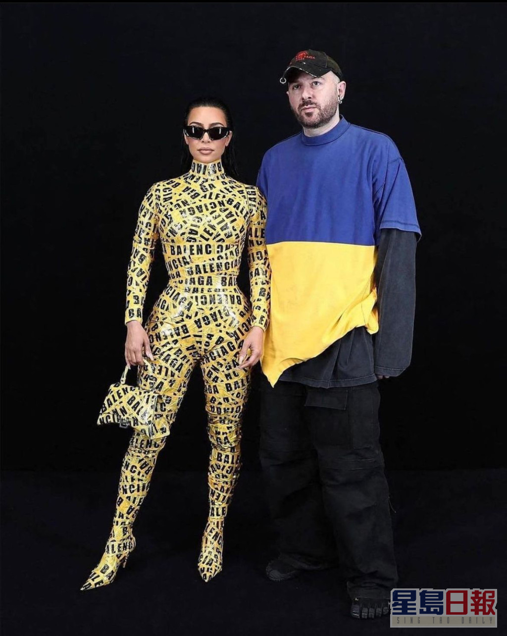 Kim与穿上乌克兰国旗、蓝黄色服装表态的品牌创意总监Demna Gvasalia合照。