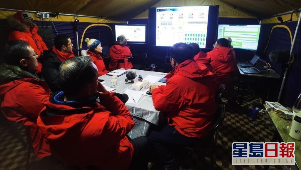 科考隊早前登上珠峰架設世界海拔最高的自動氣象站。網圖