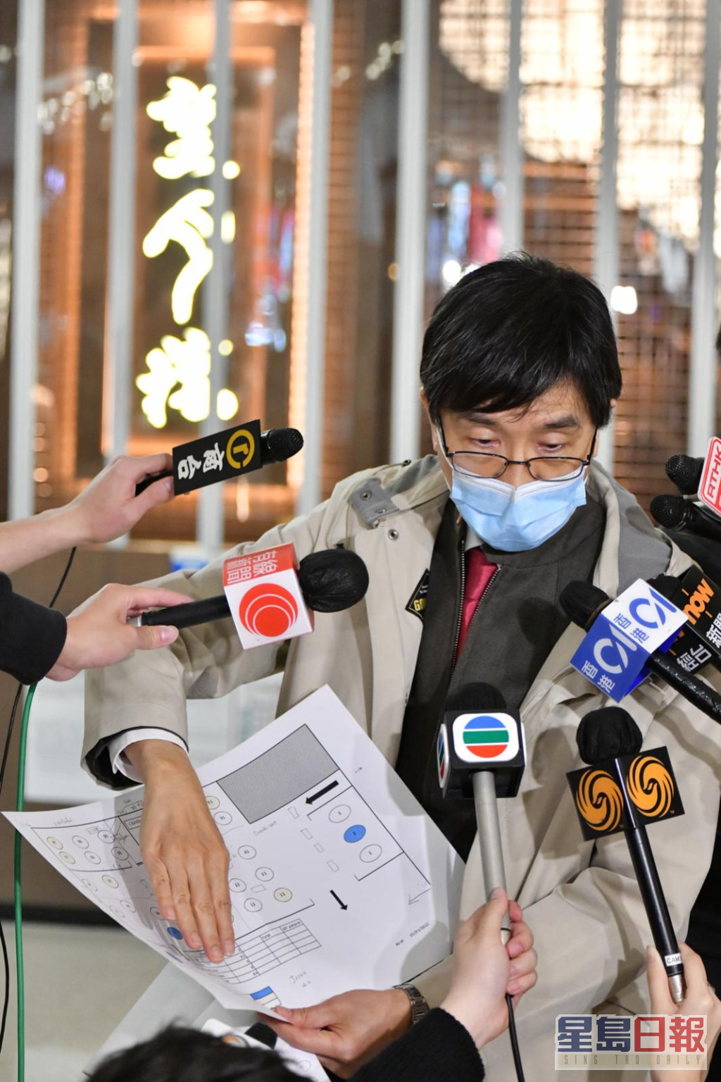 袁國勇指Omicron病毒非常容易傳播，相信病毒已經在社區蔓延。