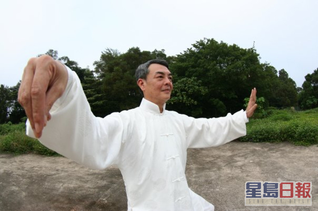 颜国梁在2009年约满离巢，转行教太极，系赵堡太极拳第13代传人。