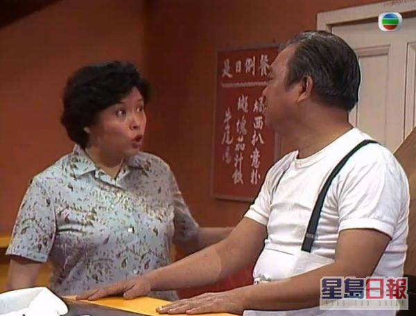 因为波叔过身由TVB做丧主，梁葆贞为父亲烧金银衣纸时，被刘天赐睇中。