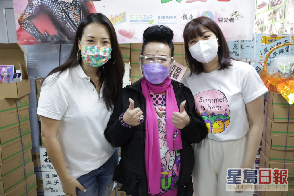 蔡洁雯（左一）、薛家燕和胡家惠（右一）一齐出席抗疫活动。