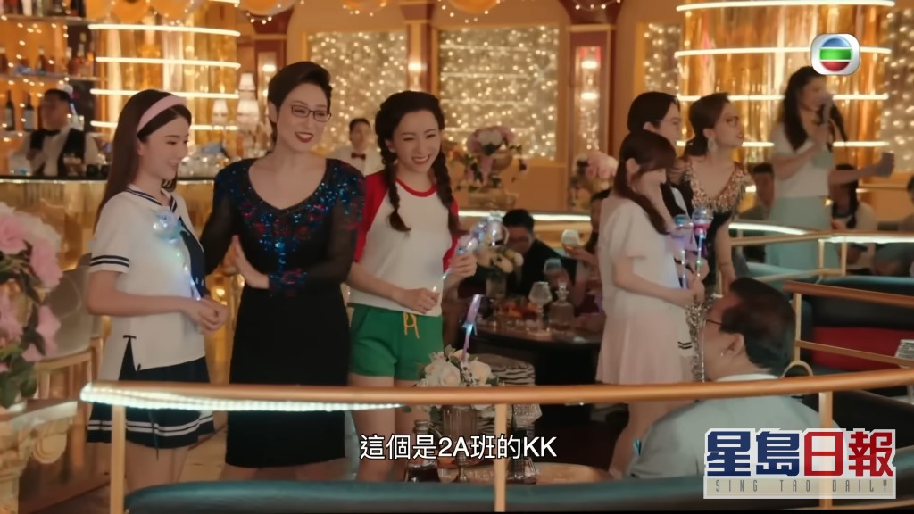 「Money」文凯玲（右三）穿体育服形合舞会主题。