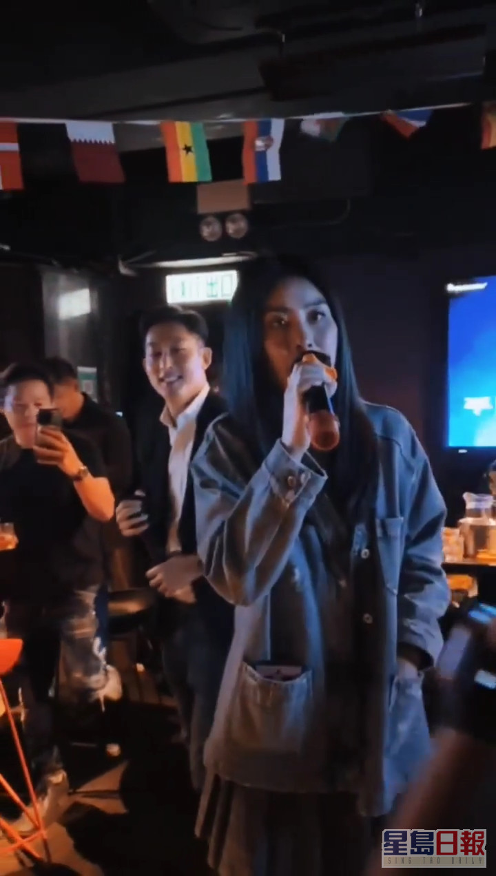 早前陈慧琳在酒吧唱歌的片段在网上流传，其身后的男士疑似就是她老公刘建浩。  ​