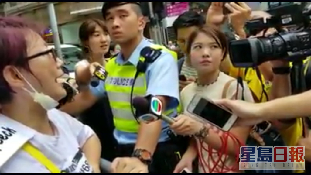 2018年8月做街访时，对于受访者以「CCTVB」贬称TVB，率性的何曼筠在镜头前翻白眼。