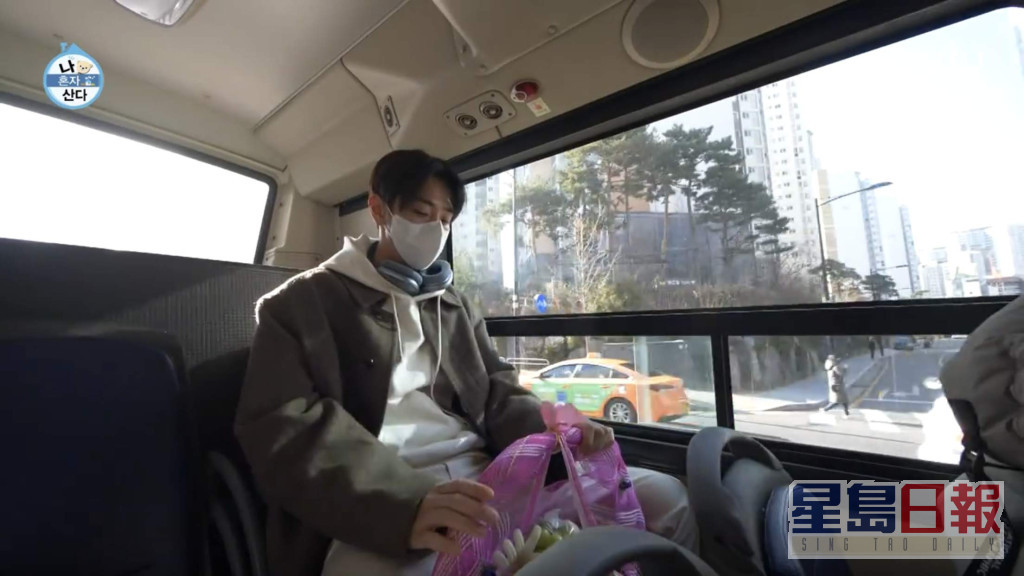 爆紅後的南潤壽依舊愛以巴士代步。