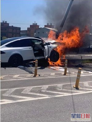 林志颖驾驶白色Tesla失控自撞，车头起火。