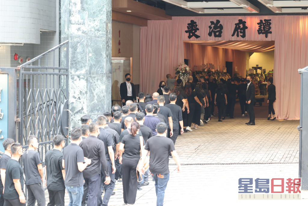 已有不少穿黑衫的來賓抵達場館，並一度在門口排成人龍。