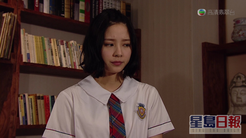 李静仪在《女人俱乐部》饰演李若彤与郑丹瑞女儿，当时学生look依然充满少女味。