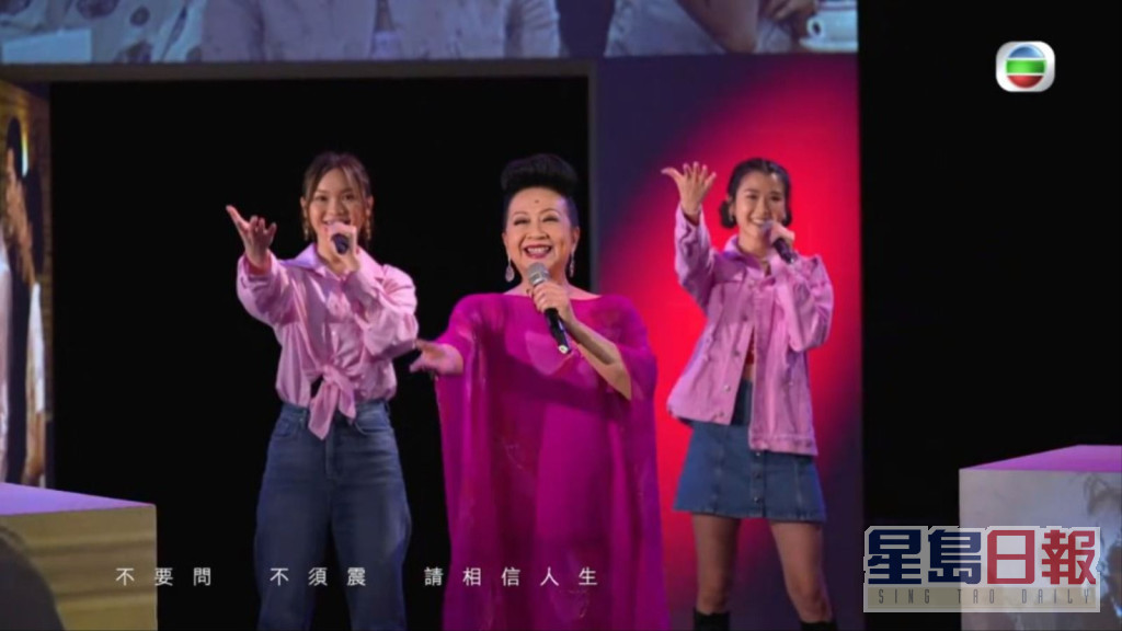 薛家燕大唱《皆大歡喜》主題曲。