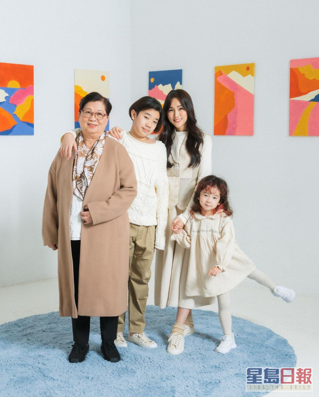 Kay之前與母親、子女一起拍攝新歌MV。