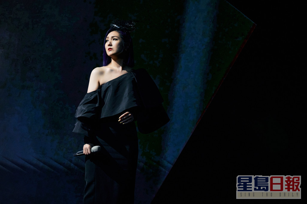 千嬅在solo部份演繹一曲由甄妮主唱的《最後的玫瑰》。