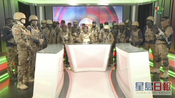 发动政变的军人占领电视台，宣布达米巴已被推翻。AP图片