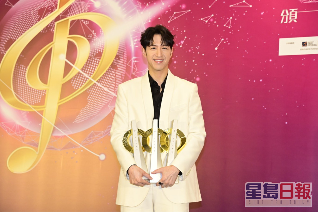 冯允谦（Jay）夺得「十优歌手」、「金曲奖」及「CASH最佳创作歌手」三大奖项。