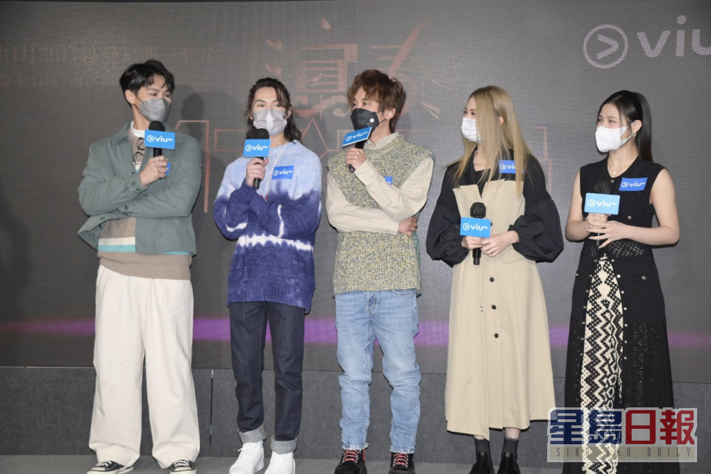 邱傲然（Tiger@MIRROR）、陳泳伽（Winka@COLLAR）、黃妍、趙善恆與黃奕晨在九龍灣出席ViuTV節目《演奏1 TAKE過》記者會。