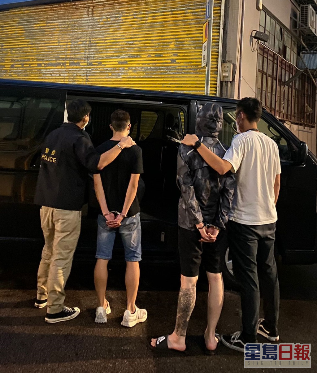 警方在荃湾横龙街一迷你仓，拘捕2男涉贩毒。