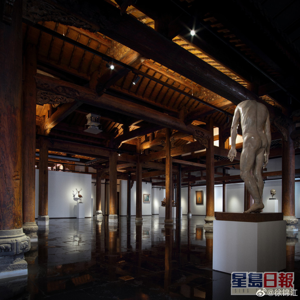 投资5,000万人民币在北京建立「徐锦江艺术中心」。