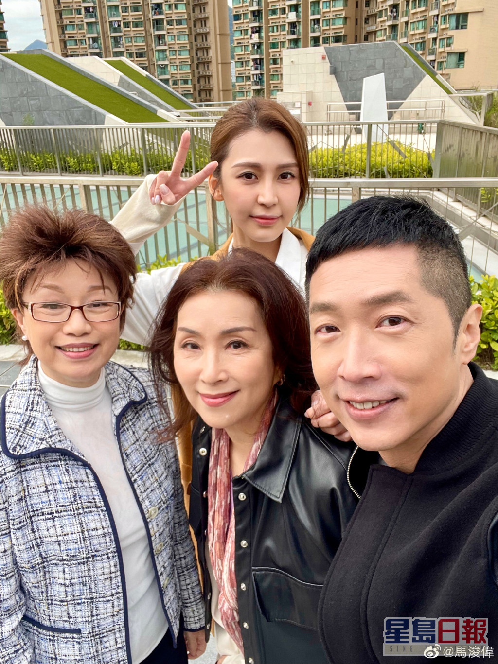 離開TVB後跟馬浚偉、陳秀珠及施匡翹拍港台劇《我們的畢業禮》。