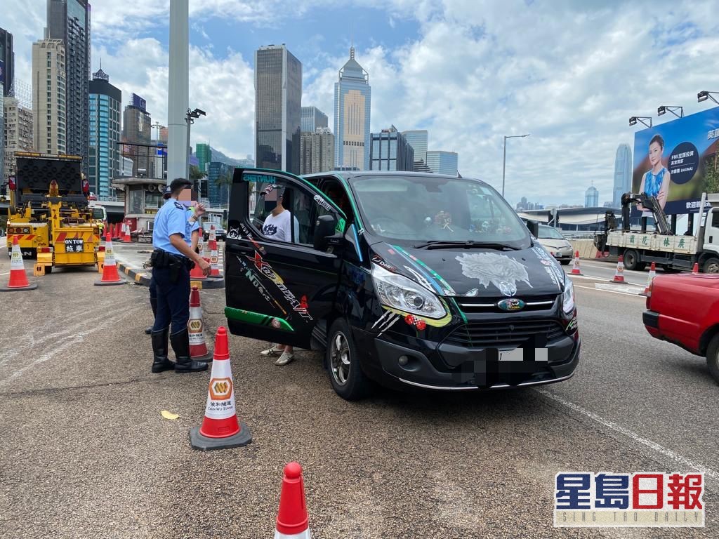 警方一连三日于港岛打击交通违规。警方图片