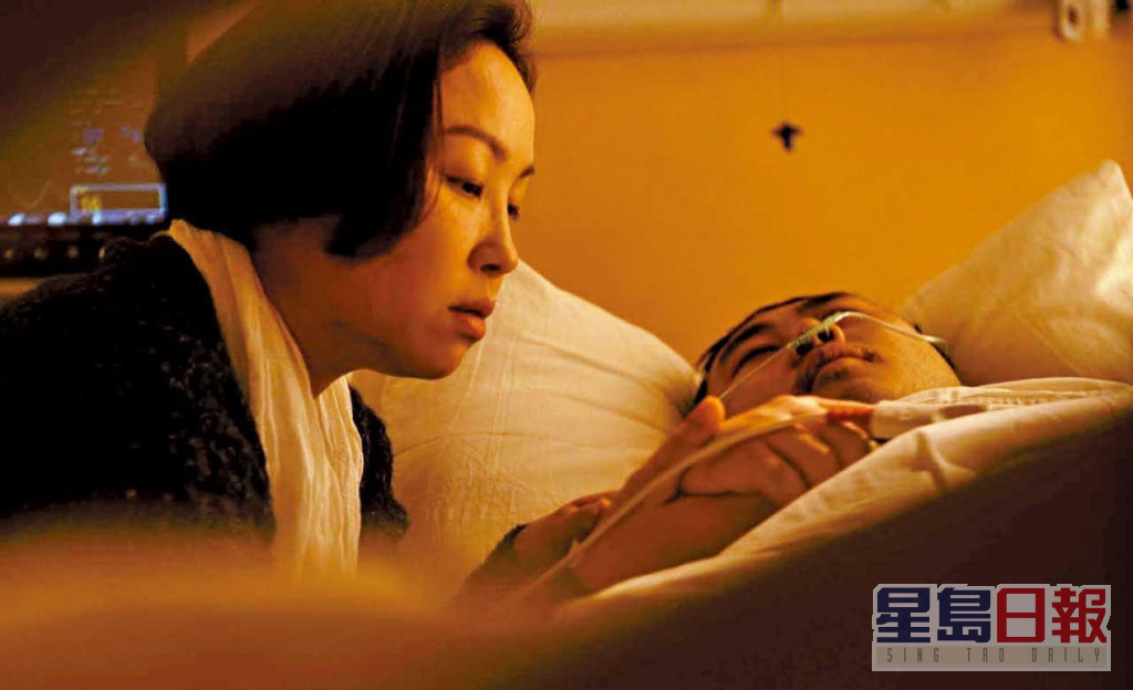 杨诗敏在电影《正义回廊》饰演唐文奇（麦沛东饰）家姐唐文珊。