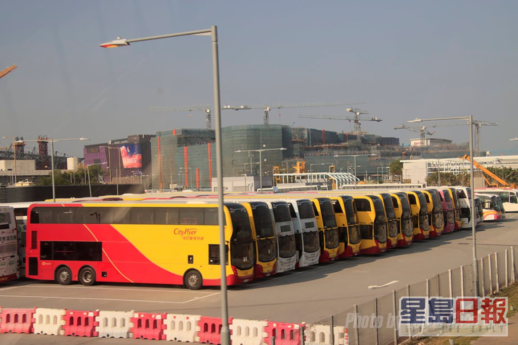 大量機場巴士於機場閒置，部分巴士的行車證到期未續。 陳嘉朗提供