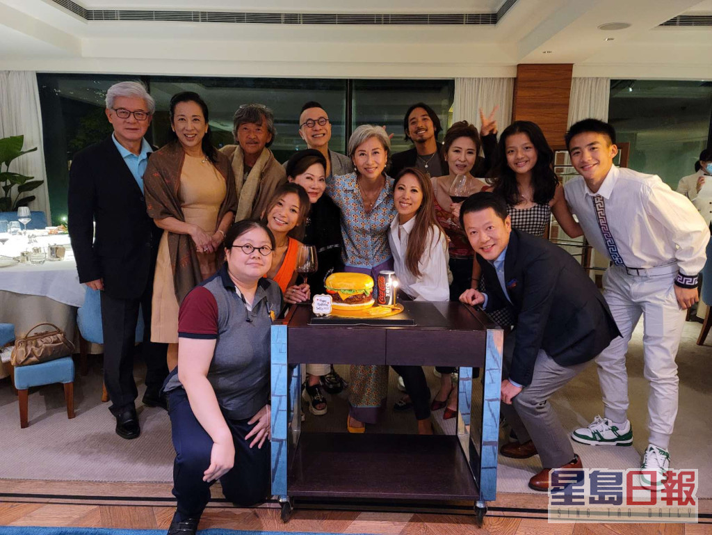 叶蒨文与一班好友庆祝61岁生日。