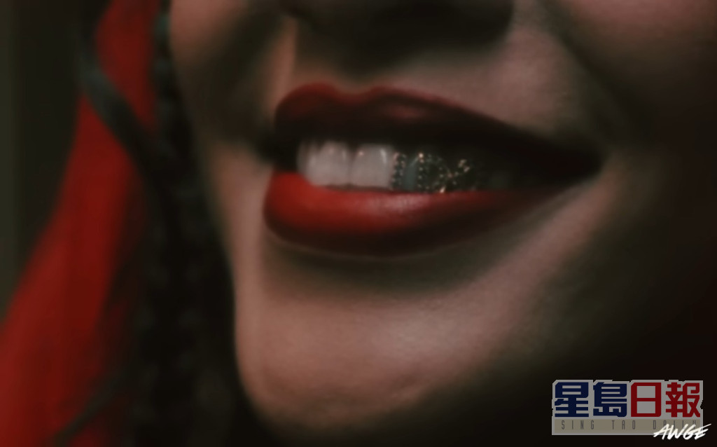 Rihanna在牙套镶上「我愿意」回应。