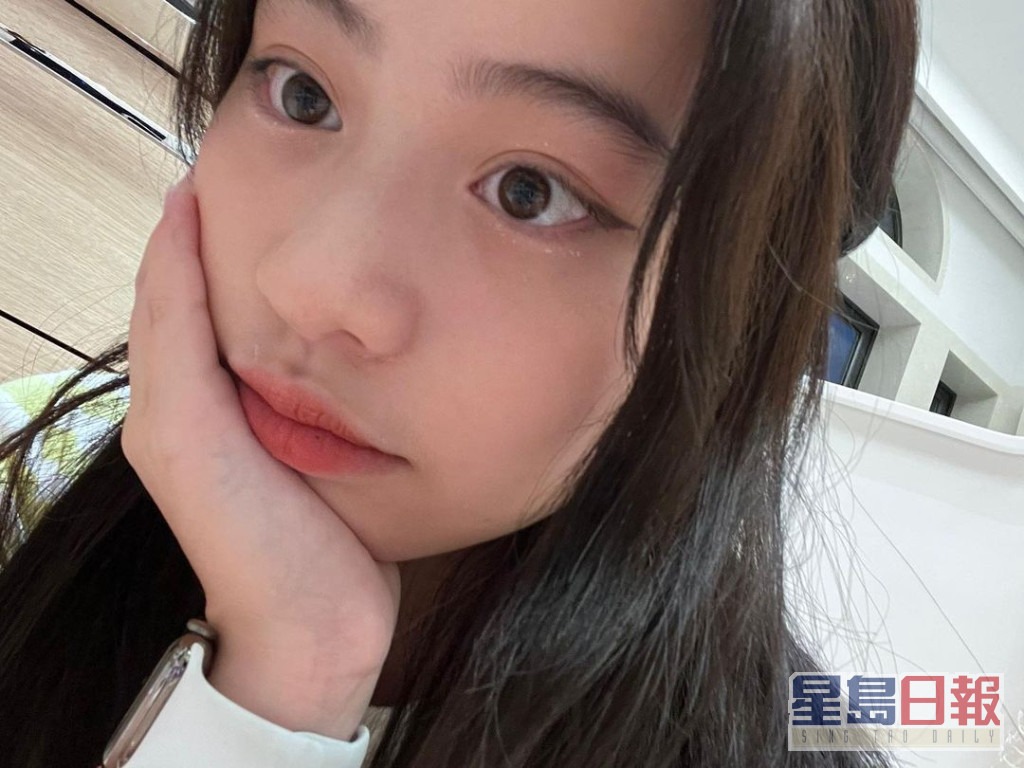 现年14岁的秀桦已经成为小少女，还活跃于社交网站。