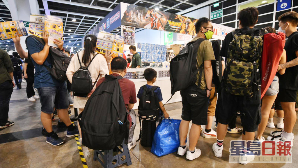 香港动漫电玩节今日开幕，有家长带小朋友前来。