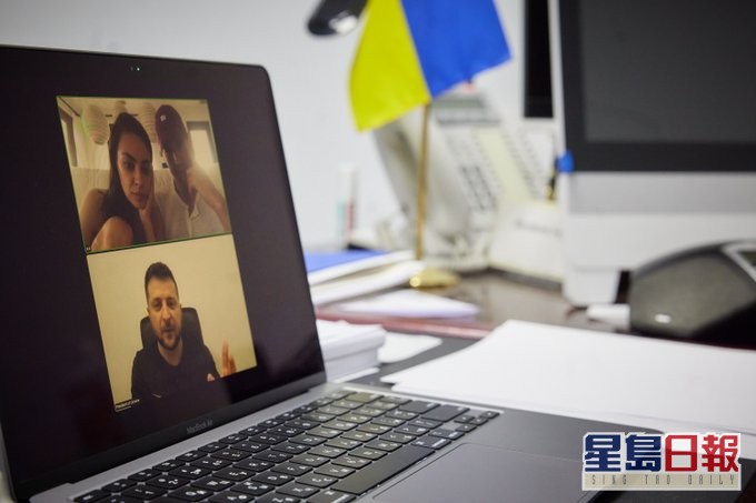 烏克蘭總統澤連斯基透過視像向美娜古妮絲及艾斯頓古查致謝。