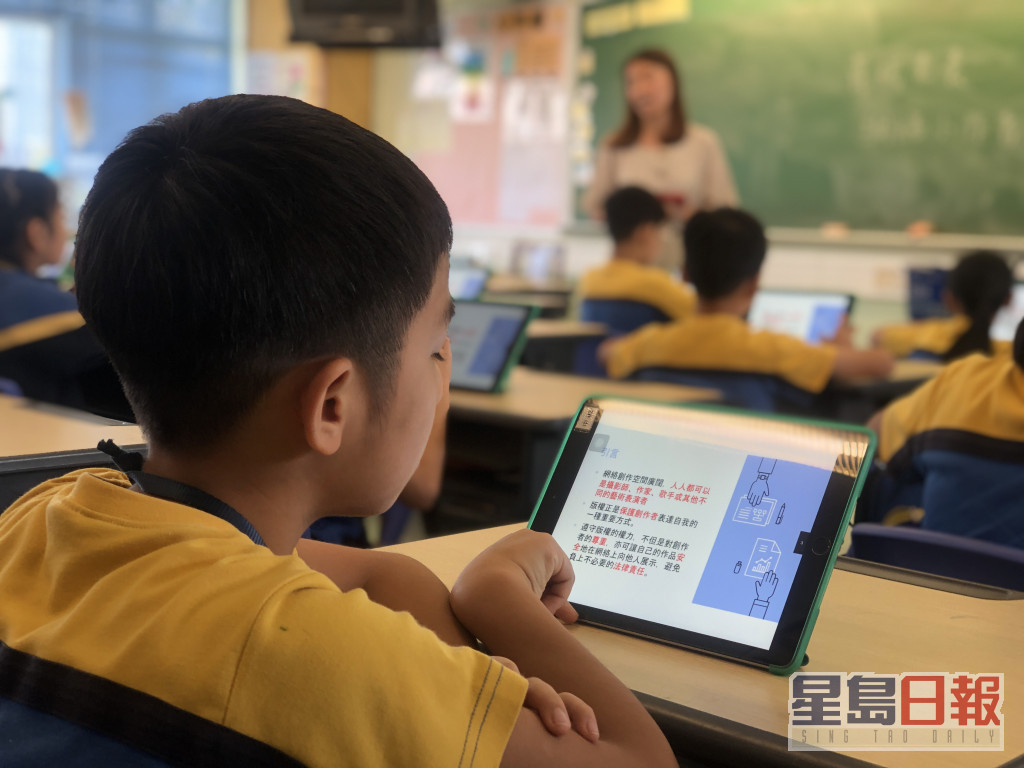 学校提供电子学习设备辅助学生掌握网络世界相关知识。 佛教慈敬学校提供图片