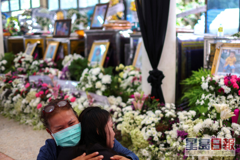泰国佛寺举行仪式枪击案死难者。路透社图片
