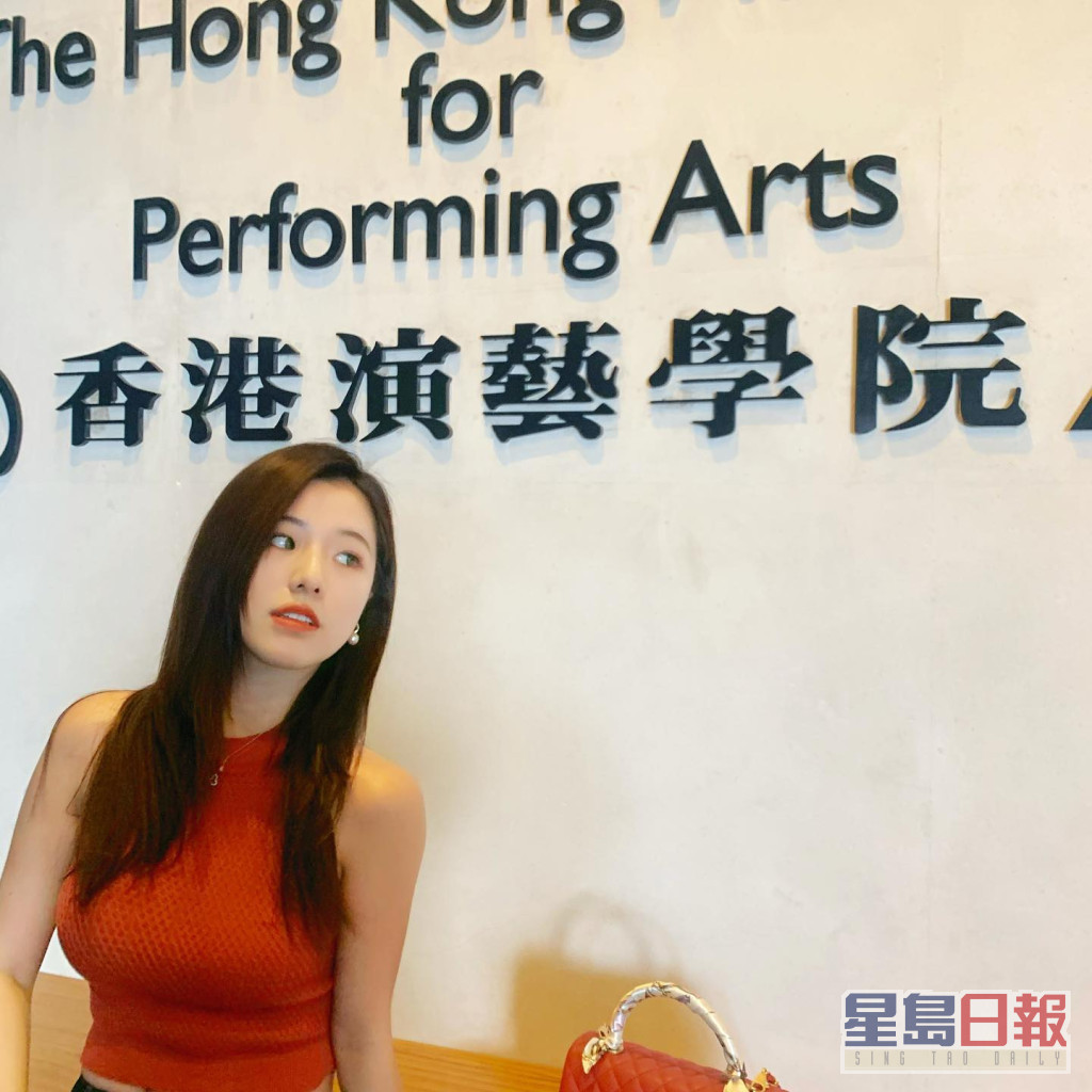 Nichole毕业于香港演艺学院。