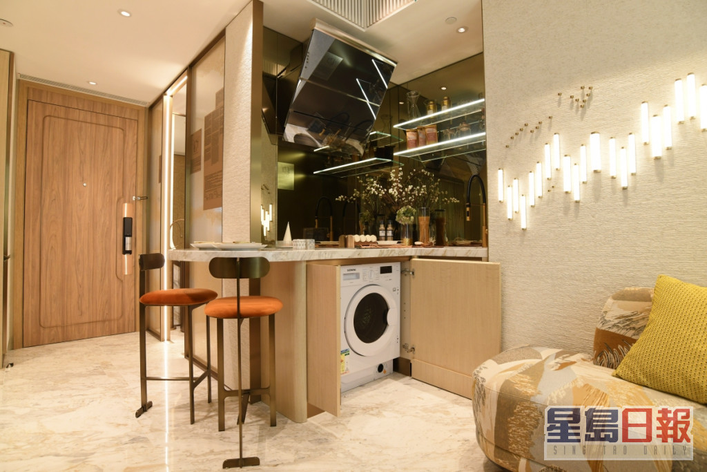 洗衣乾衣機等收納在廚櫃內，可保持單位外觀整潔。