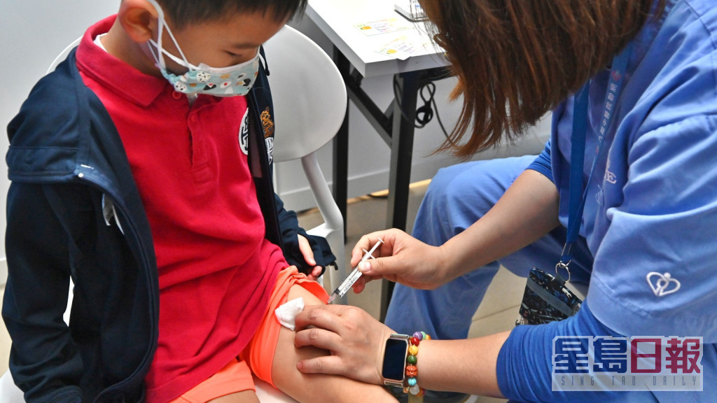 一名小童接受於大腿前外側中段部位接種復必泰疫苗。政府新聞處