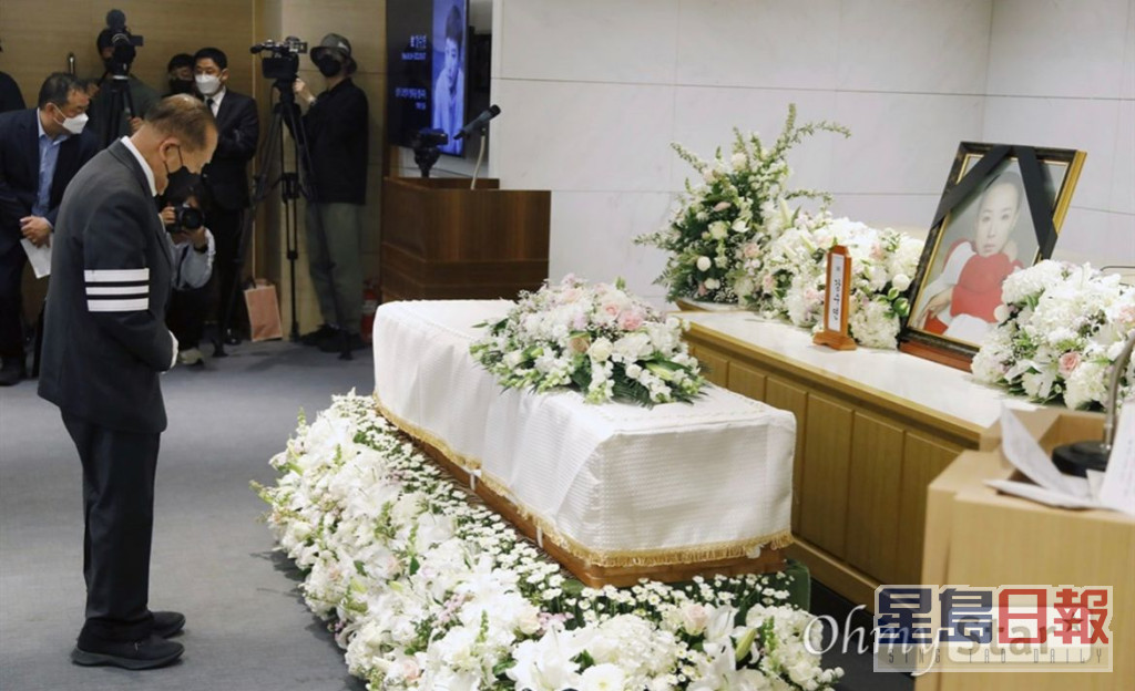 姜受延一连三天的告别式结束，并于今早香港时间上午9时出殡 。
