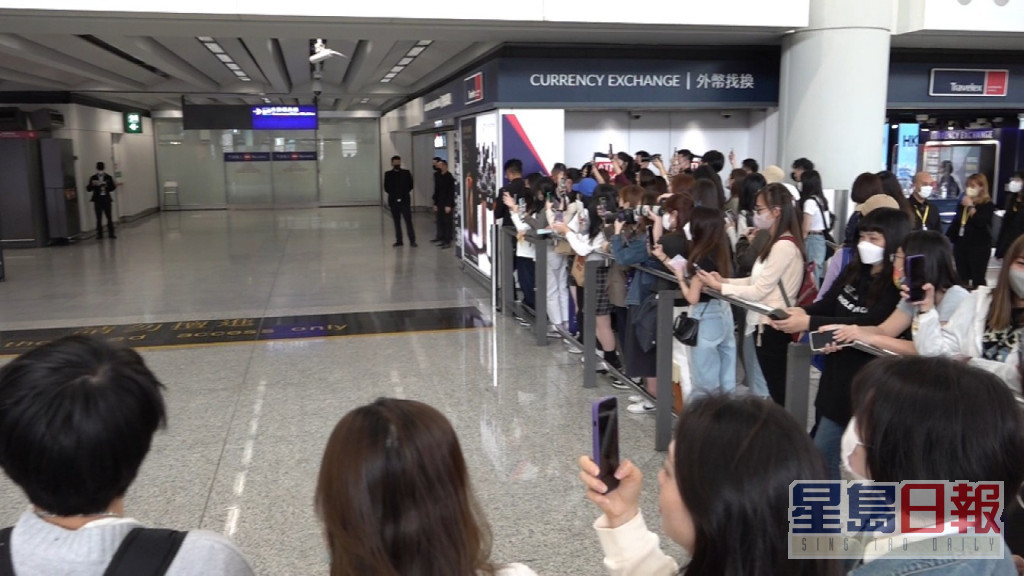 過百Fans到機場接許光漢。