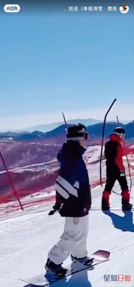 网上同时有谢霆锋滑雪的片段流出，见到谢霆锋在雪道上滑行时，并无戴上头盔。