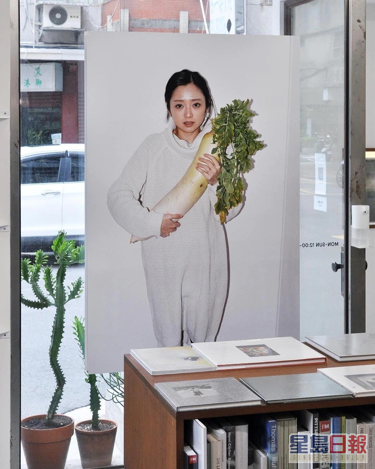 安達祐實於3年前推出《我我》寫真集，從桑島智輝拍的18,500張照片中挑選而成。